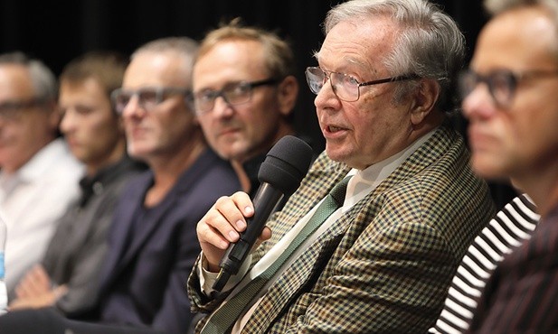 Krzysztof Zanussi wraz z ekipą w czasie konferencji prasowej po filmie „Eter”.