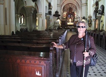 Barbara Grześ przy ławkach z lewej strony bazyliki w Panewnikach – objętych pętlą indukcyjną.