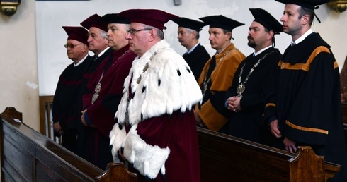 Bp Dajczak: potrzebna nam mądrość, nie tylko dyplomy