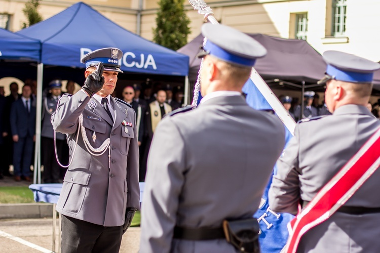 Sztandar dla policji w Ostródzie