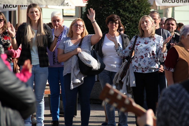 Koronka i uwielbienie Jezusa na rynku w Rybniku