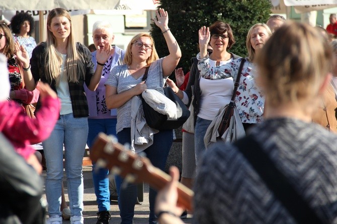 Koronka i uwielbienie Jezusa na rynku w Rybniku