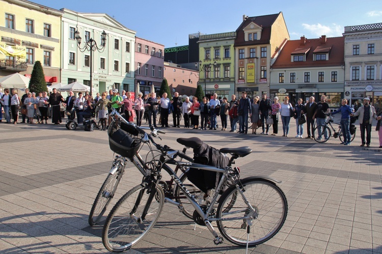 Koronka i uwielbienie Jezusa na rynku w Rybniku