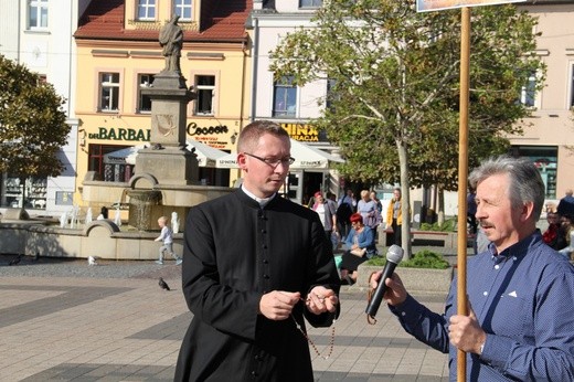 Koronka i uwielbienie Jezusa na rynku w Rybniku