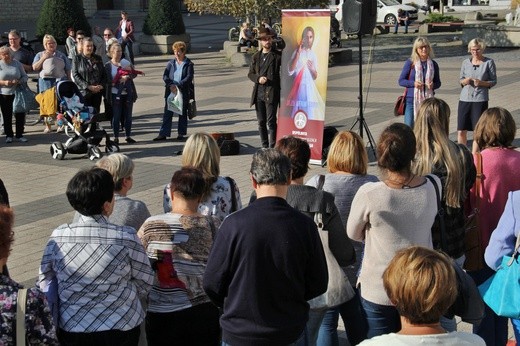 Koronka i uwielbienie Jezusa na rynku w Rybniku