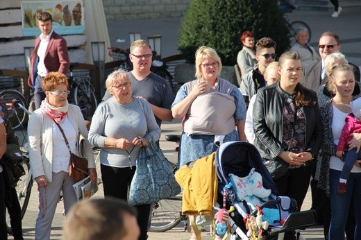 Koronka i uwielbienie Jezusa na rynku w Rybniku