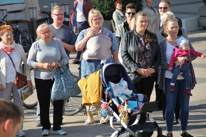 Koronka i uwielbienie Jezusa na rynku w Rybniku