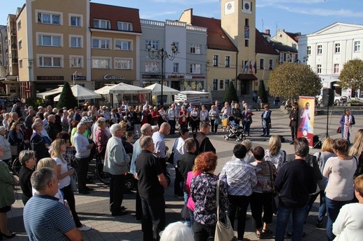 Koronka i uwielbienie Jezusa na rynku w Rybniku