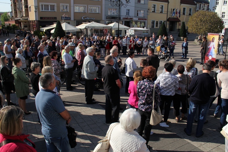 Koronka i uwielbienie Jezusa na rynku w Rybniku