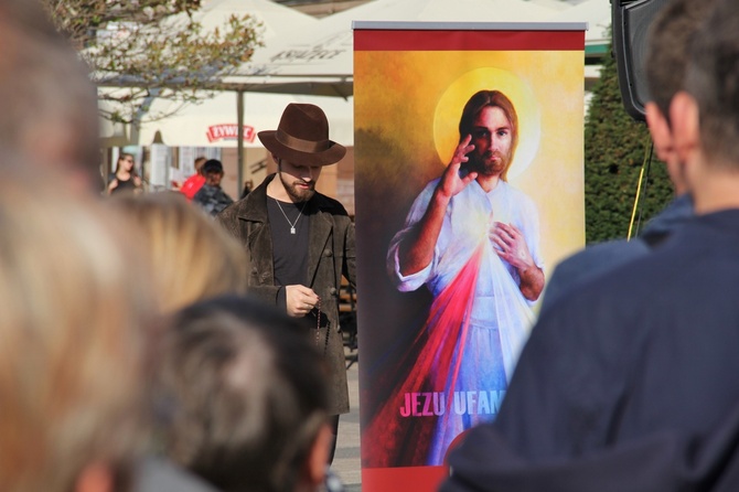 Koronka i uwielbienie Jezusa na rynku w Rybniku