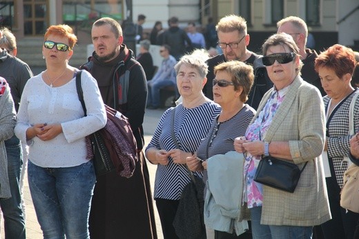 Koronka i uwielbienie Jezusa na rynku w Rybniku