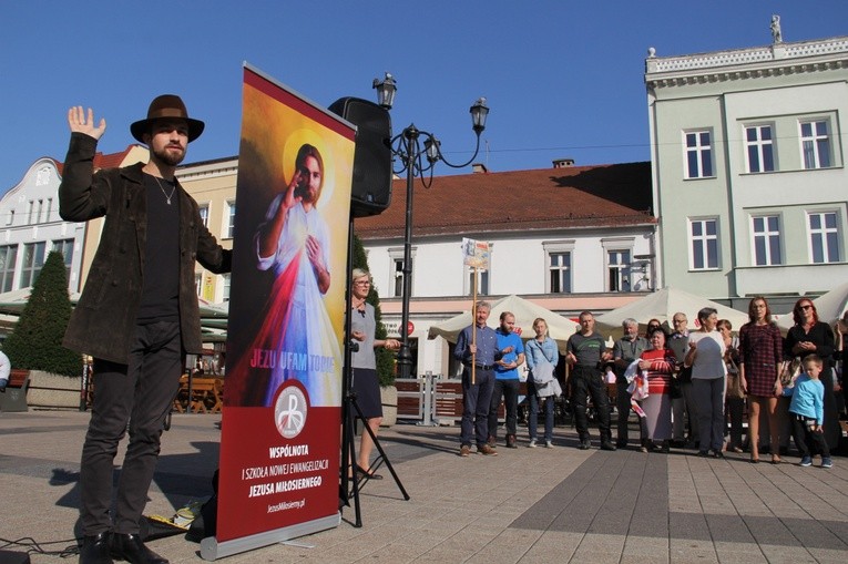 Koronka i uwielbienie Jezusa na rynku w Rybniku