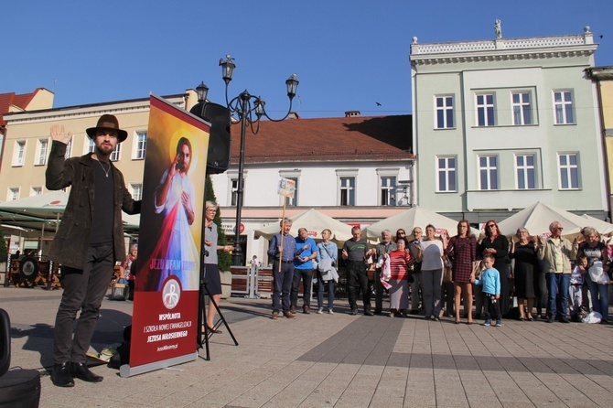 Koronka i uwielbienie Jezusa na rynku w Rybniku