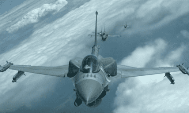 Polscy piloci F-16 ćwiczą tankowanie w locie