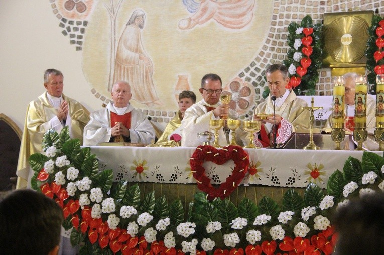 Pielgrzymka Arcybractwa Straży Honorowej NSPJ do Mikołajowic