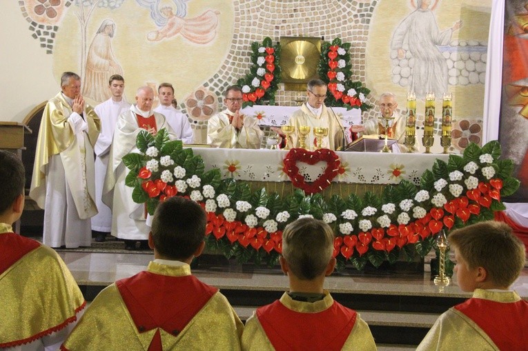 Pielgrzymka Arcybractwa Straży Honorowej NSPJ do Mikołajowic