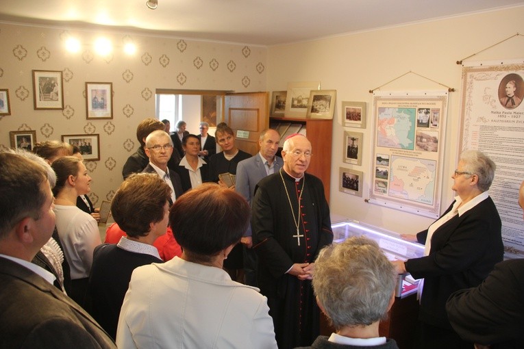 Izbę Pamięci Matki Pauli Maleckiej zwiedzał bp Andrzej F. Dziuba