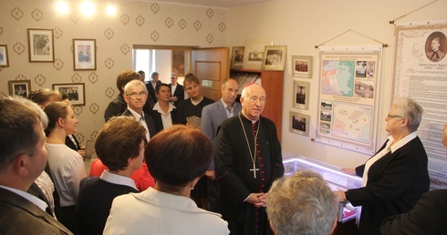 Izbę Pamięci Matki Pauli Maleckiej zwiedzał bp Andrzej F. Dziuba