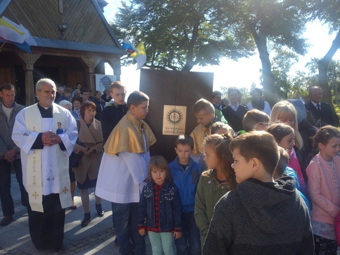 Ministranci ponieśli obraz i relikwie swojego patrona