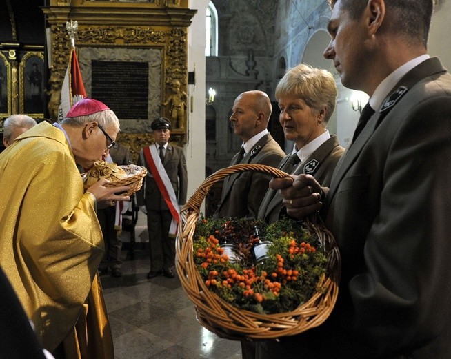 Procesja z darami leśników