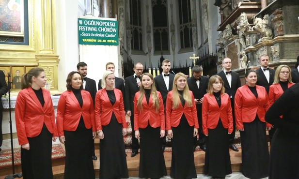 "Lutnia" podczas festiwalowego występu w Tarnowie