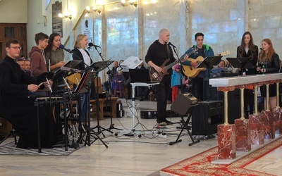 Wspólnota Mlodzi uwielbiają i zespół muzyczny Jemu prowadzą spotkania 17. Tygodnia z Ewangelią w bielskiej parafii św. Józefa