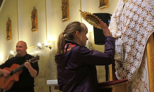 Każdy uczestnik spotkania mógł podejść do Najświętszego Sakramenetu po indywidualne błogosławieństwo