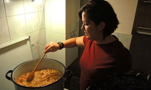 Magda czuwa w kuchni nad tym, by "Zupa za Ratuszem" była wyborna