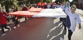 Uczestnicy parady ponieśli biało-czerwoną flagę