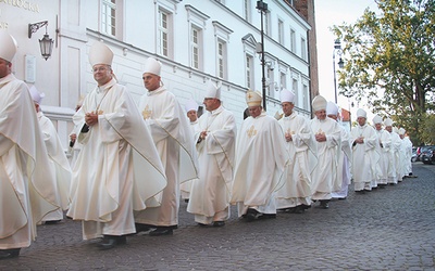 Procesja hierarchów do bazyliki katedralnej.