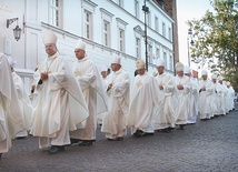 Procesja hierarchów do bazyliki katedralnej.