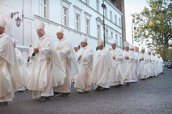 Procesja hierarchów do bazyliki katedralnej.