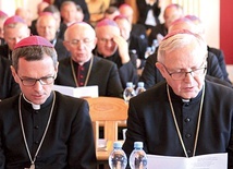 Biskupi P. Libera i M. Milewski  w czasie obrad.