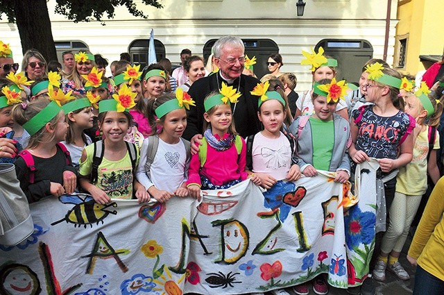 ▲	Metropolita spotkał się z nimi na dziedzińcu Pałacu Arcybiskupów Krakowskich.