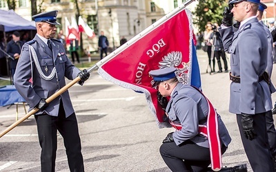 To symbol otaczany czcią, taki, któremu oddaje się honory – podkreślają policjanci.