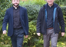 Księża Mariusz Wilk (z prawej) i Arkadiusz Bernat zapraszają na spotkania.