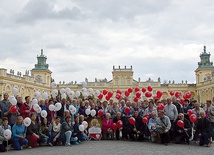 ▲	Pamiątkowe  zdjęcie z biało- -czerwonymi balonami.