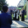 ▲	W Zabrzu-Biskupicach zebrali się obok kaplicy przy ul. św. Jana.