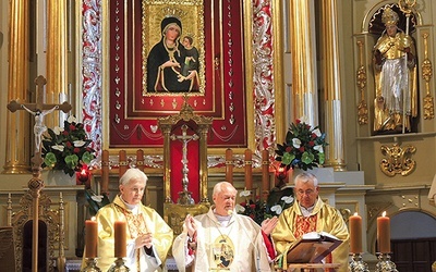 Bp Adam Dyczkowski (w środku), ks. inf. Władysław Gasidło z Krakowa (z lewej) i ks. dziekan Jerzy Musiałek podczas obchodów.