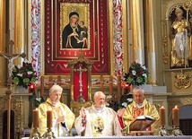 Bp Adam Dyczkowski (w środku), ks. inf. Władysław Gasidło z Krakowa (z lewej) i ks. dziekan Jerzy Musiałek podczas obchodów.