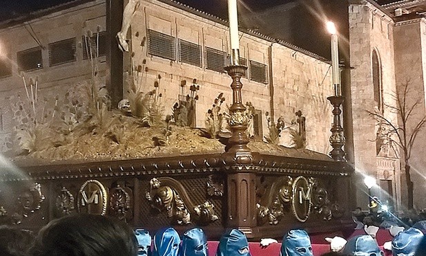 Procesja pokutna na ulicach miasta.