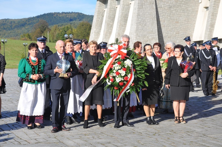 Męcina - obelisk ofiar wojen