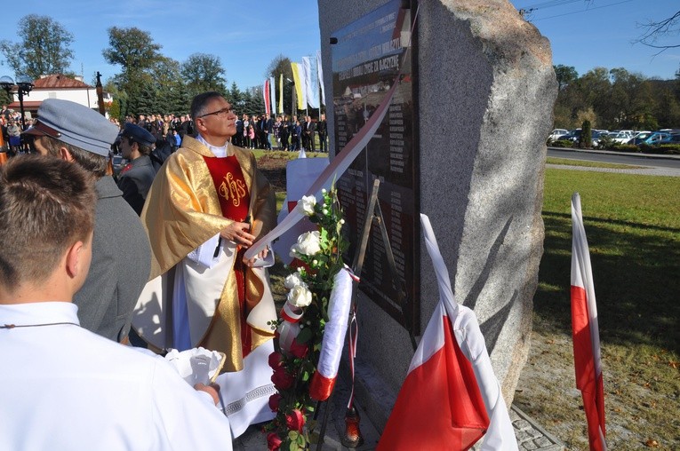 Męcina - obelisk ofiar wojen
