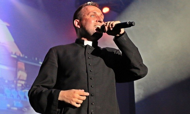 Ks. Jakub Bartczak teledyskiem odpowiada na film "Kler"