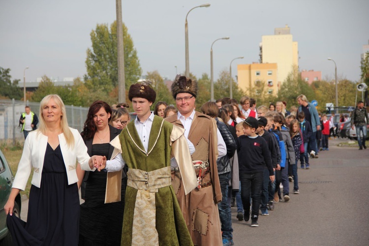 W Katoliku niepodległość Polski uczcili polonezem 