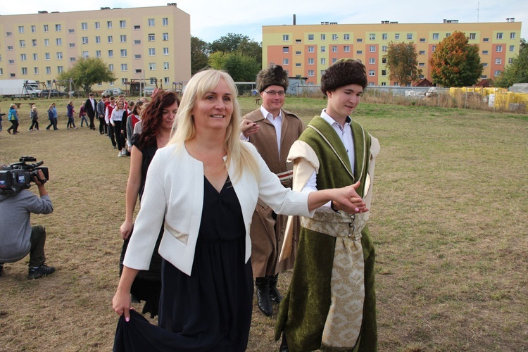 W Katoliku niepodległość Polski uczcili polonezem 