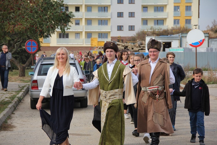 W Katoliku niepodległość Polski uczcili polonezem 