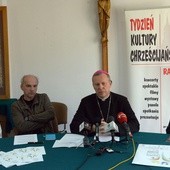 Reprezentanci organizatorów radomskiego TKCh (od lewej): Jakub Mitek, Wojciech Sałek, bp Piotr Turzyński i ks. Piotr Walkiewicz