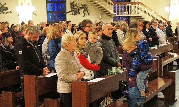 Uczestnicy świętowania ze św. Teresą w kościele NSPJ