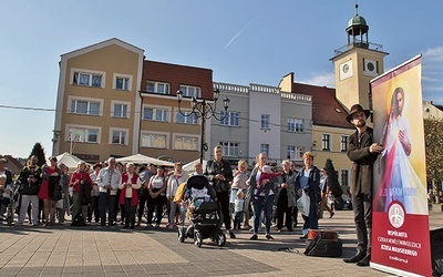 ▲	Boże Miłosierdzie upraszano również na rynku w Rybniku.